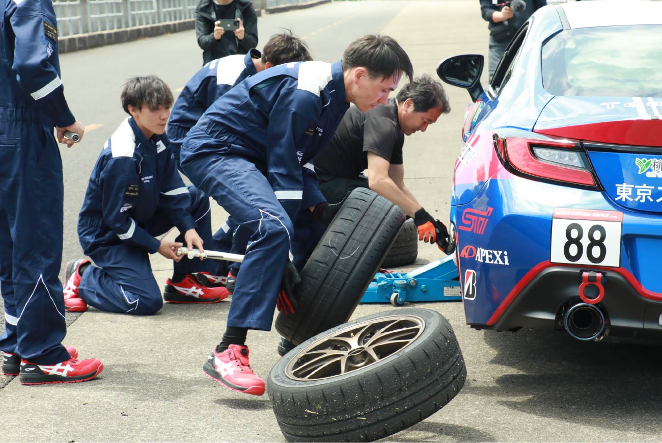 東京スバル 東京スバルのメカニックもプロのレーシングメカニックの指導のもとタイヤやブレーキパッドの交換