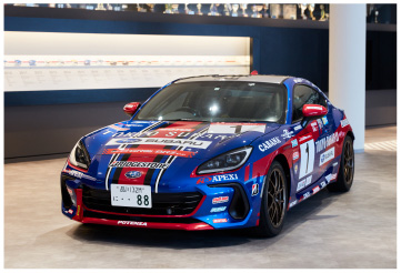 会場であるSTIギャラリーに参戦車両「東京スバル BS BRZ」が展示された