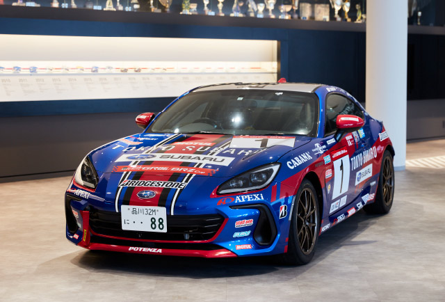 会場であるSTIギャラリーに参戦車両「東京スバル BS BRZ」が展示された