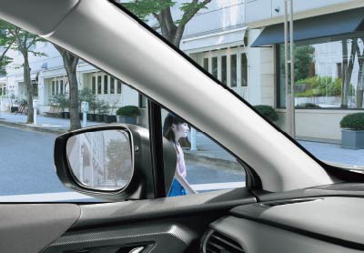 死角が少ないから、右左折や後退時も運転しやすい